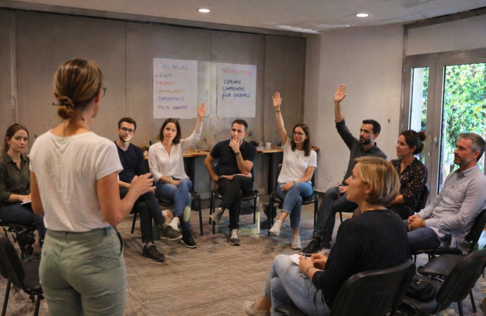 Atelier collaboratif dans une salle moderne