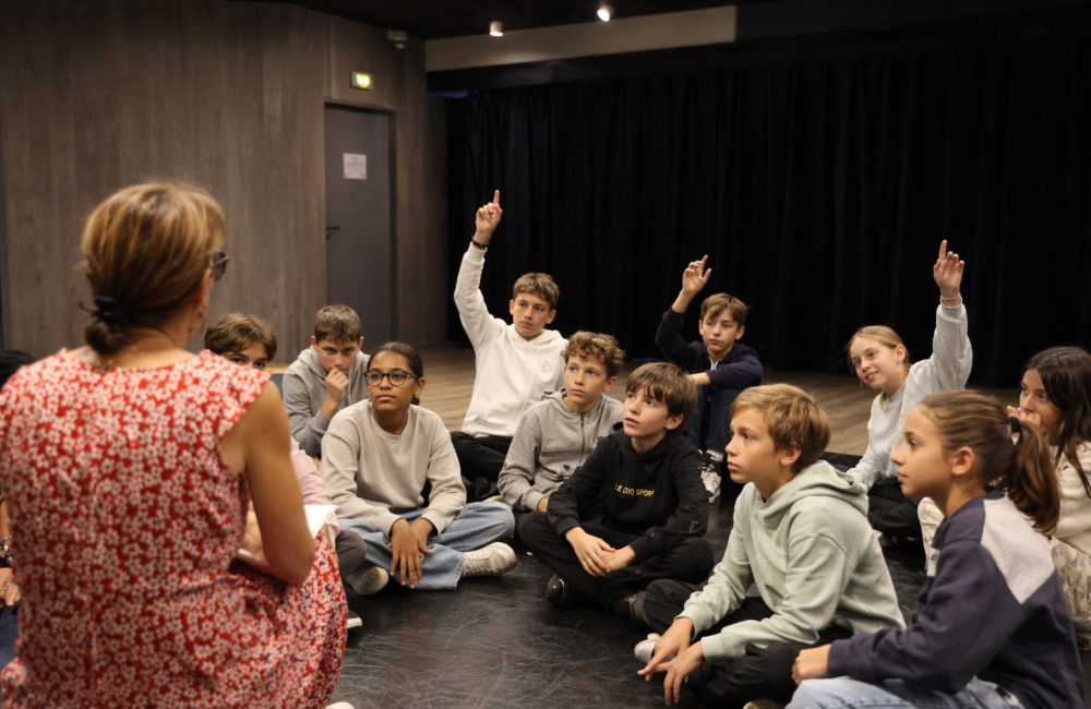 Discussion intime dans une salle de classe
