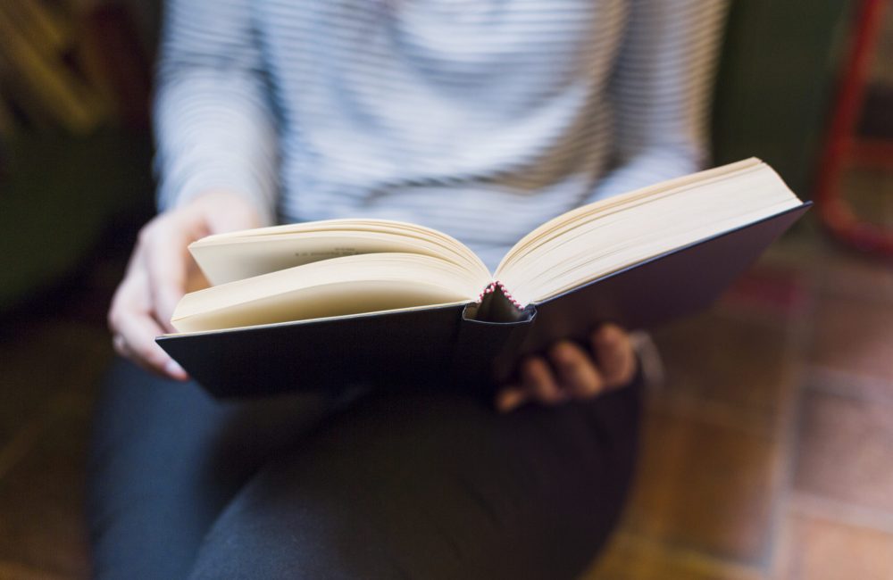 fille-lisant-un-livre